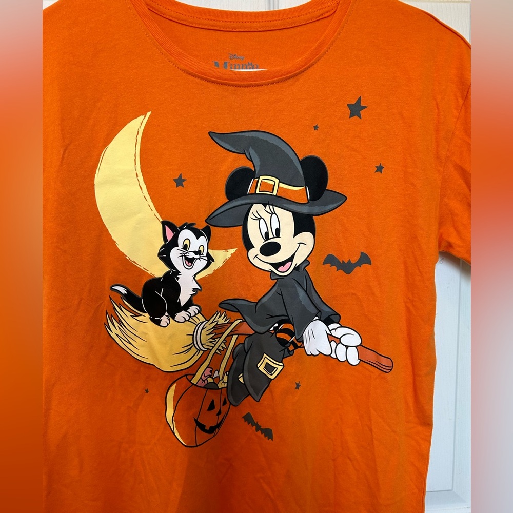 Disney Halloween Tshirt. Minnie Mouse Witch Riding Her Broom.  Kids XL (14-16)